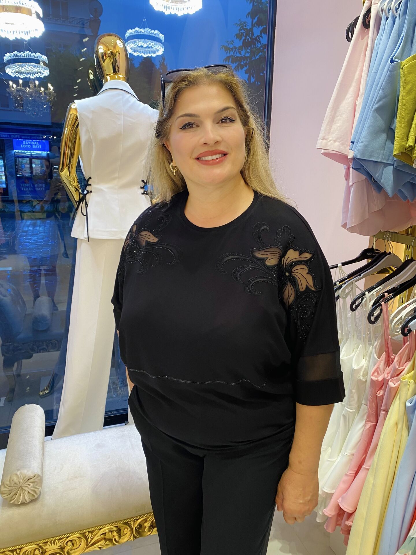 SİYAH KOLLARI DANTEL TAŞLI BLUZ L