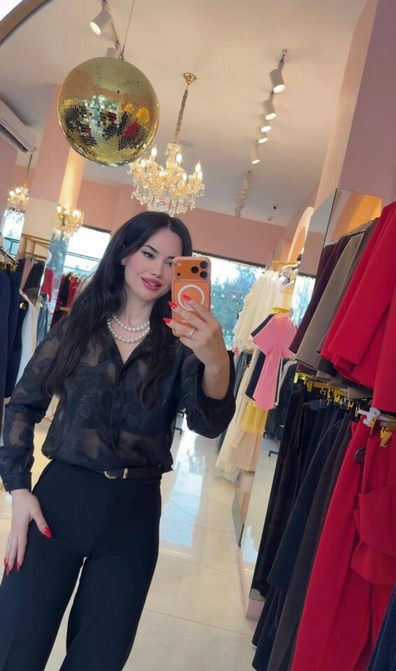 TRANSPARAN DETAY FLORAL DESENLİ SİYAH GÖMLEK