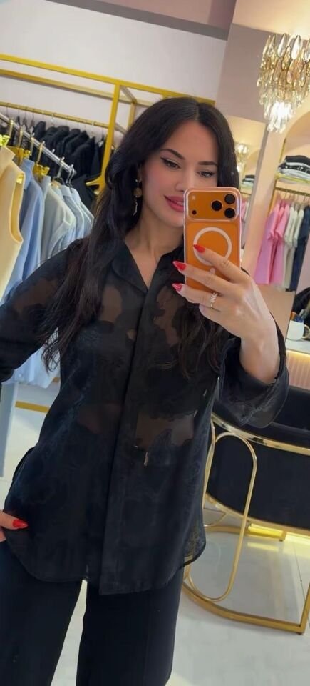 TRANSPARAN DETAY FLORAL DESENLİ SİYAH GÖMLEK