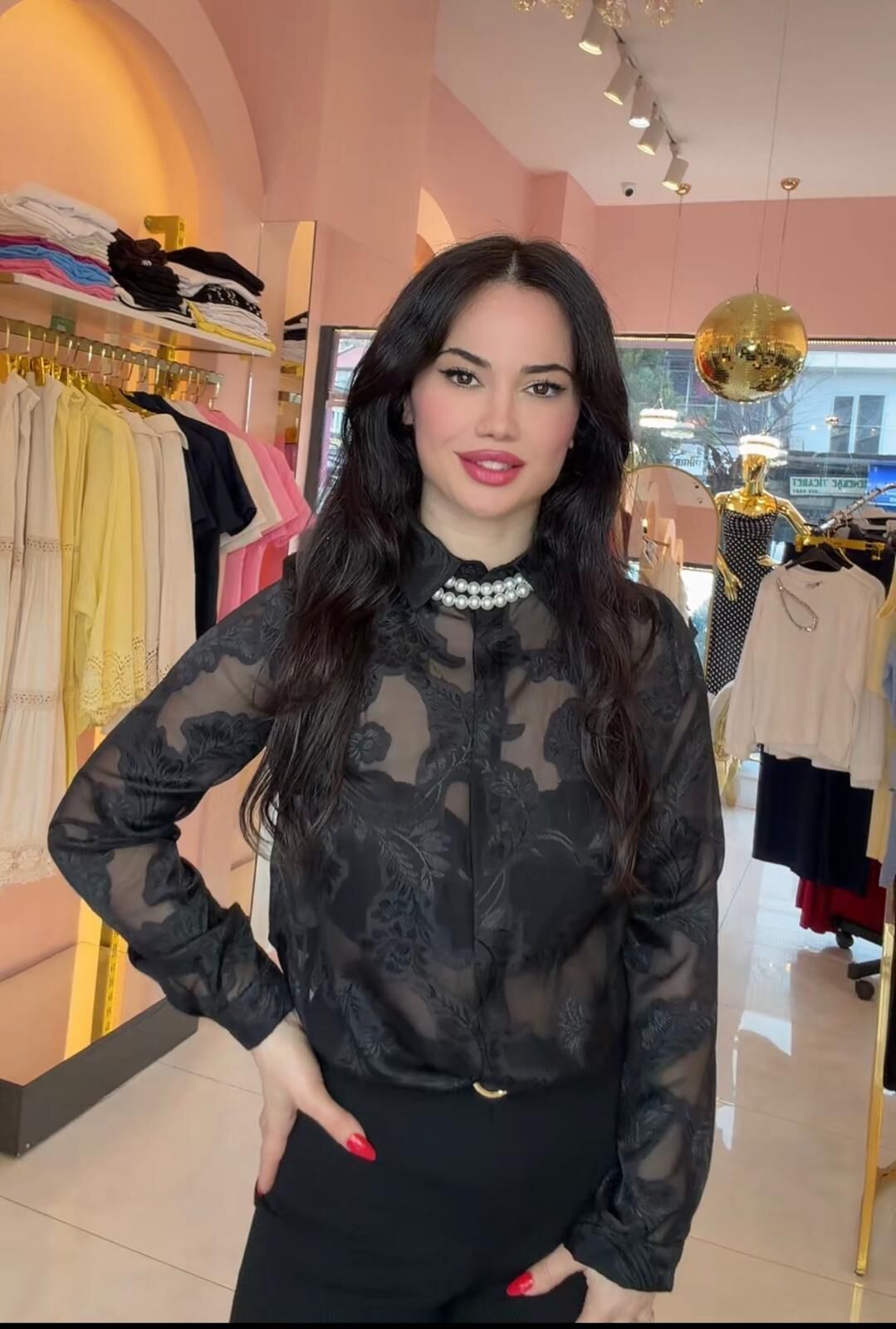 TRANSPARAN DETAY FLORAL DESENLİ SİYAH GÖMLEK