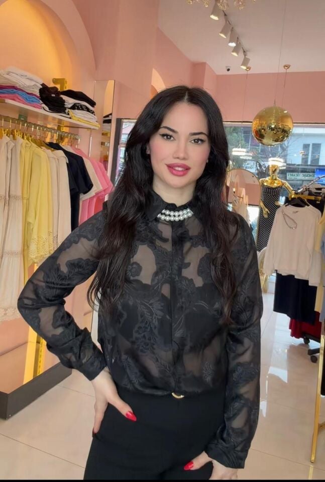 TRANSPARAN DETAY FLORAL DESENLİ SİYAH GÖMLEK