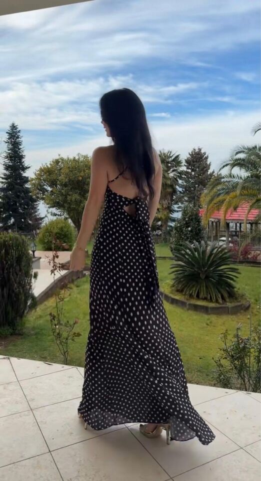 BAĞLAMA DETAY SIRT DEKOLTELİ SİYAH PUANTİYELİ UZUN ELBİSE