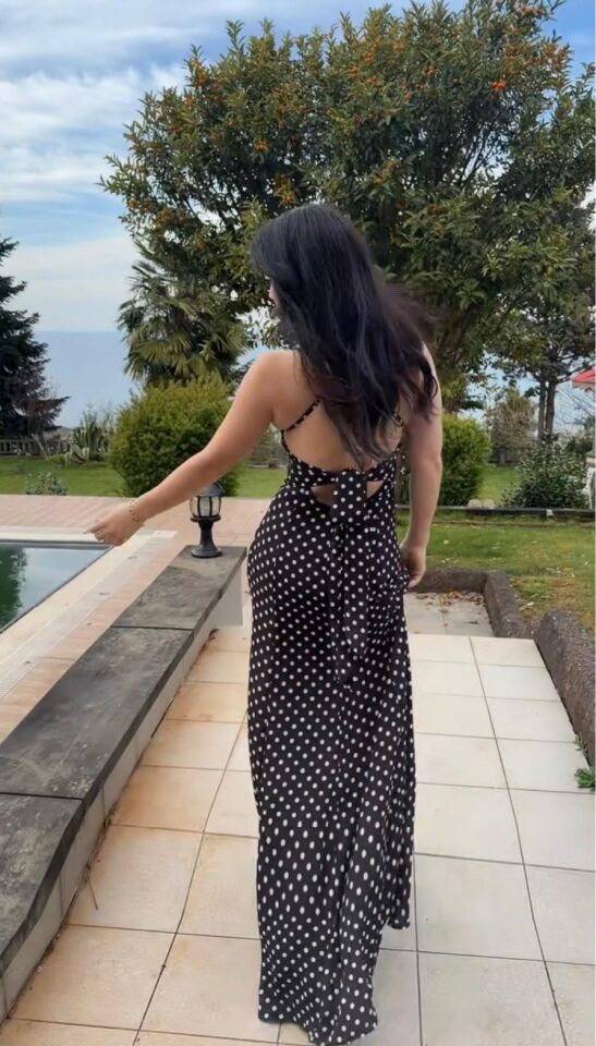 BAĞLAMA DETAY SIRT DEKOLTELİ SİYAH PUANTİYELİ UZUN ELBİSE