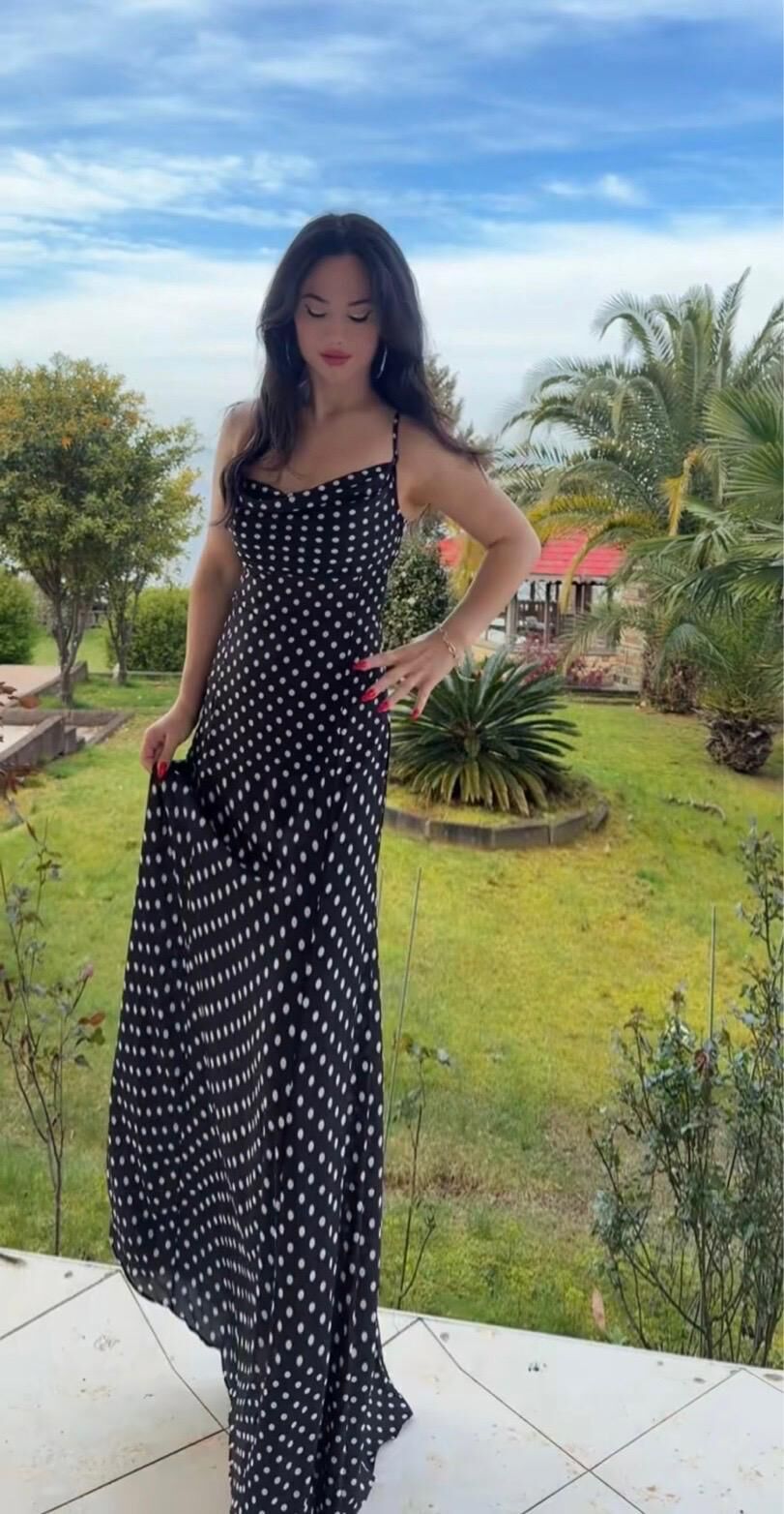 BAĞLAMA DETAY SIRT DEKOLTELİ SİYAH PUANTİYELİ UZUN ELBİSE