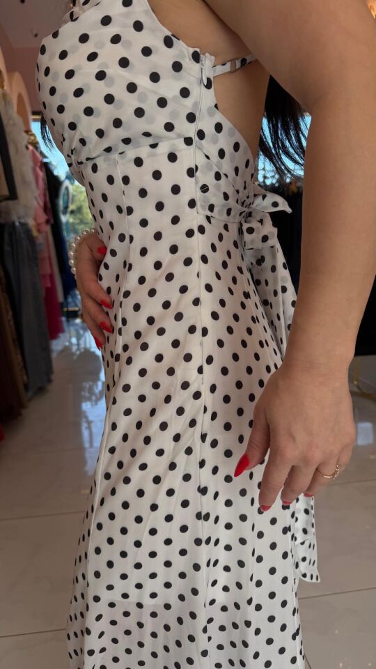 BAĞLAMA DETAY SIRT DEKOLTELİ BEYAZ PUANTİYELİ UZUN ELBİSE