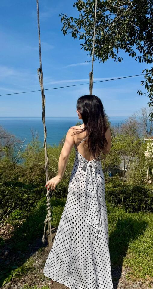 BAĞLAMA DETAY SIRT DEKOLTELİ BEYAZ PUANTİYELİ UZUN ELBİSE