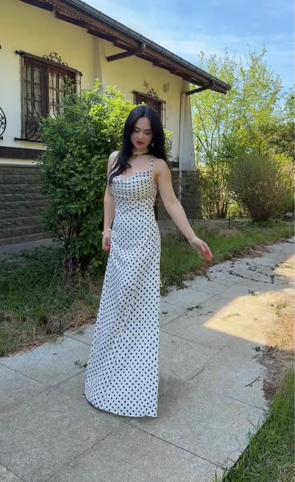 BAĞLAMA DETAY SIRT DEKOLTELİ BEYAZ PUANTİYELİ UZUN ELBİSE