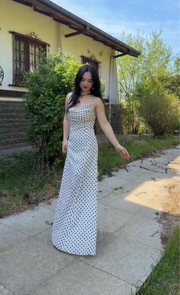 BAĞLAMA DETAY SIRT DEKOLTELİ BEYAZ PUANTİYELİ UZUN ELBİSE