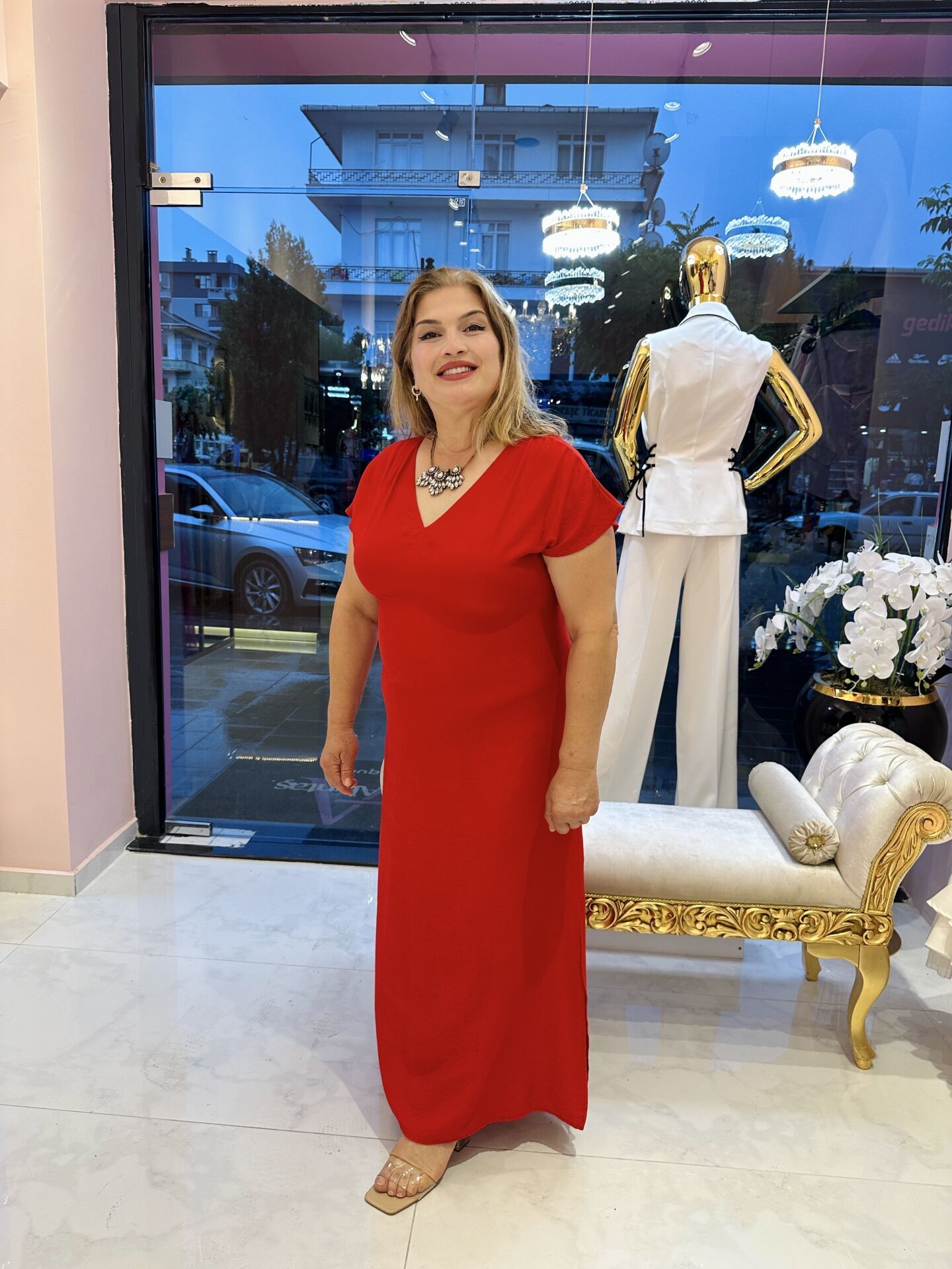 KIRMIZI V YAKA KETEN ELBİSE