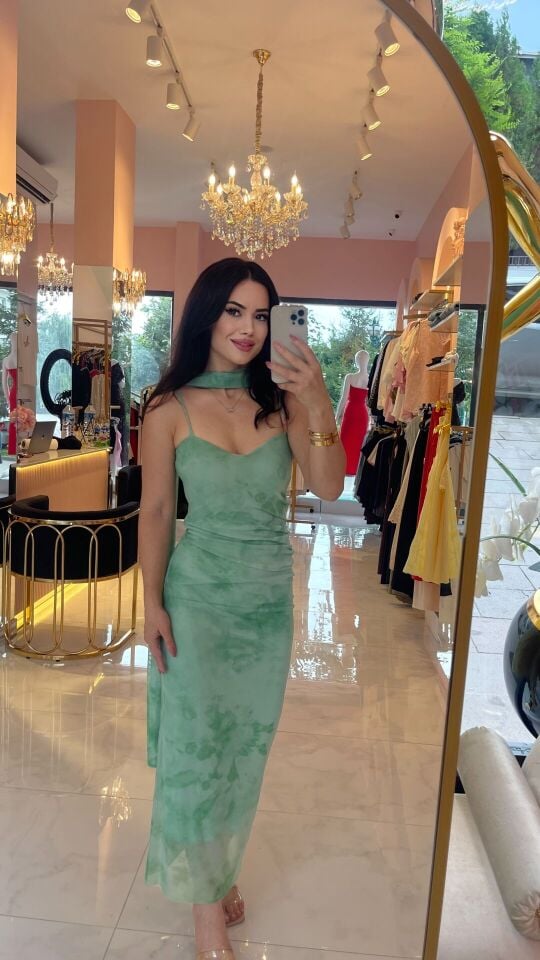 YEŞİL İP ASKILI BOYUN BAĞLAMALI ELBİSE