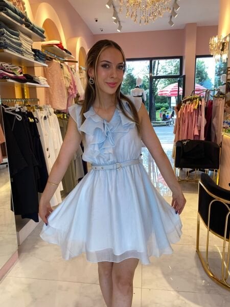 MAVİ YAKASI VOLANLI KEMERLİ ELBİSE