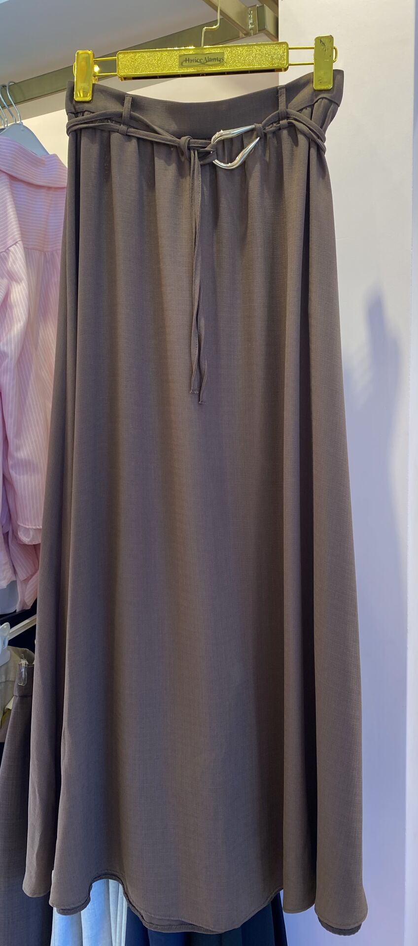 KAHVERENGİ BELİ TOKALI UZUN ETEK