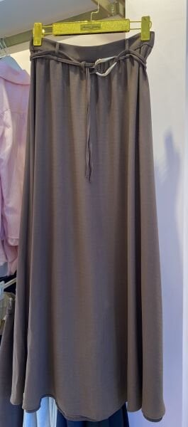 KAHVERENGİ BELİ TOKALI UZUN ETEK