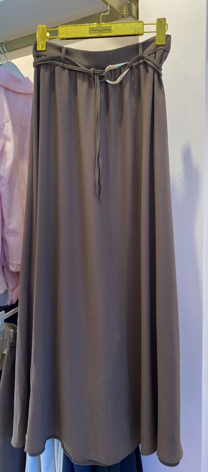 KAHVERENGİ BELİ TOKALI UZUN ETEK