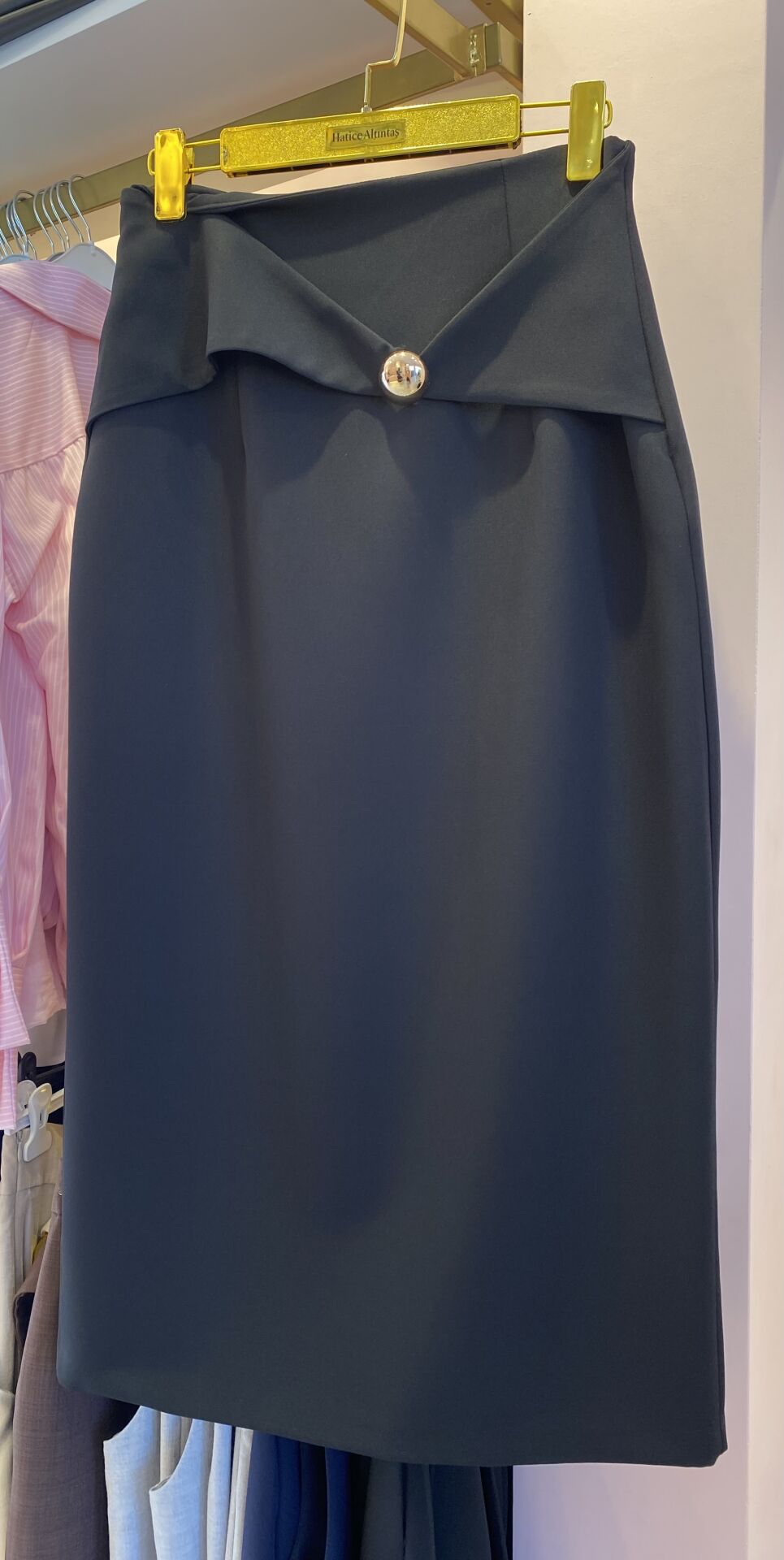 SİYAH TEK DÜĞMELİ KALEM ETEK