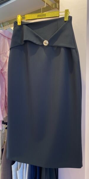 SİYAH TEK DÜĞMELİ KALEM ETEK