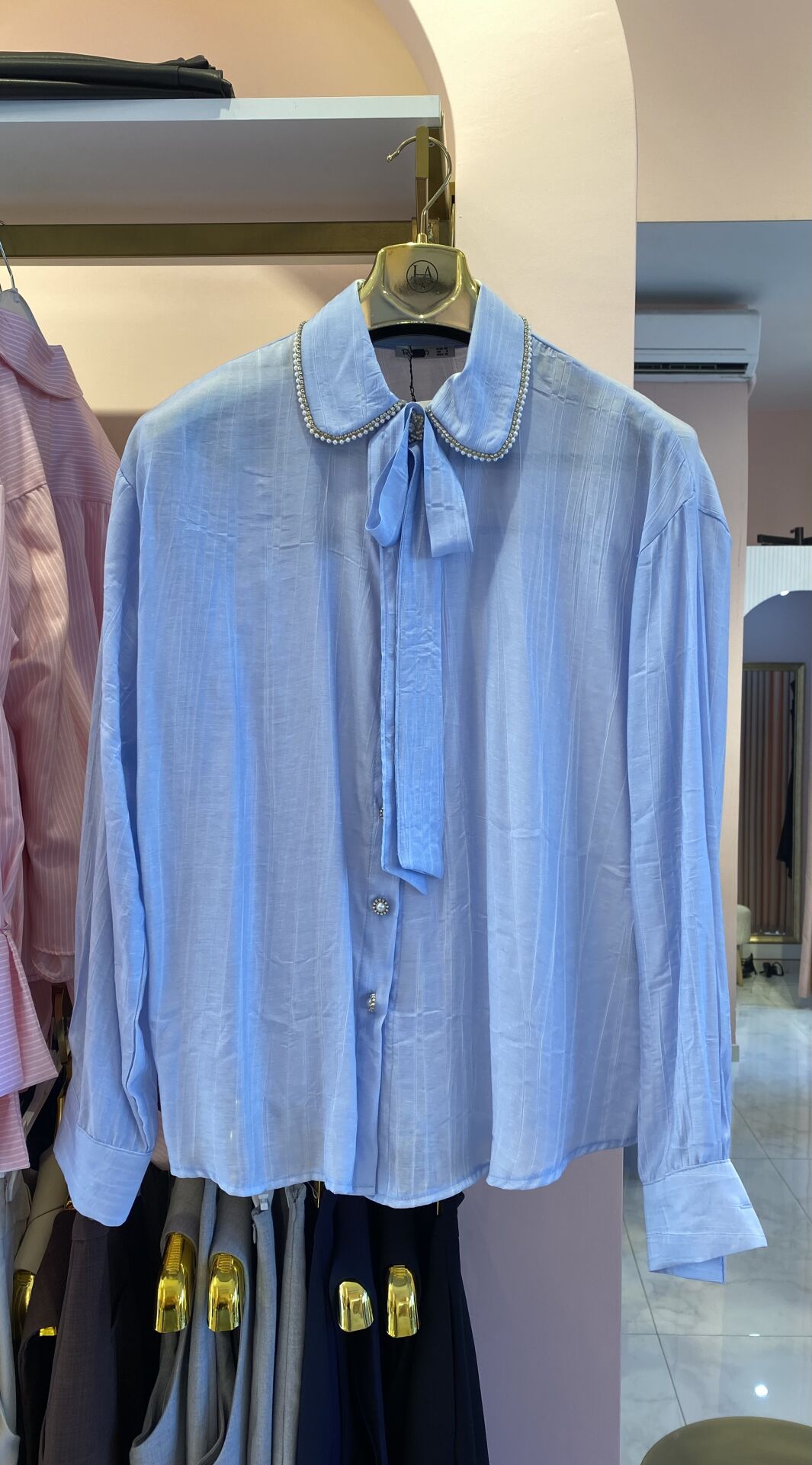 MAVİ YAKASI VE DÜĞMELERİ TAŞLI GÖMLEK