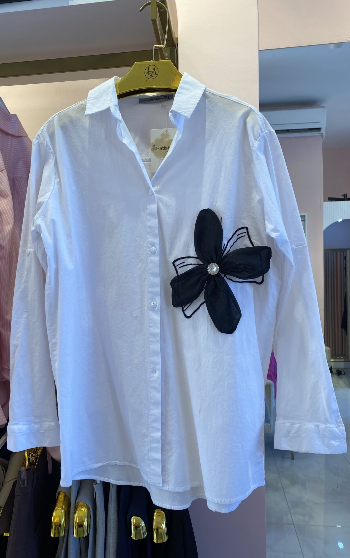 BEYAZ SİYAH ÇİÇEKLİ GÖMLEK