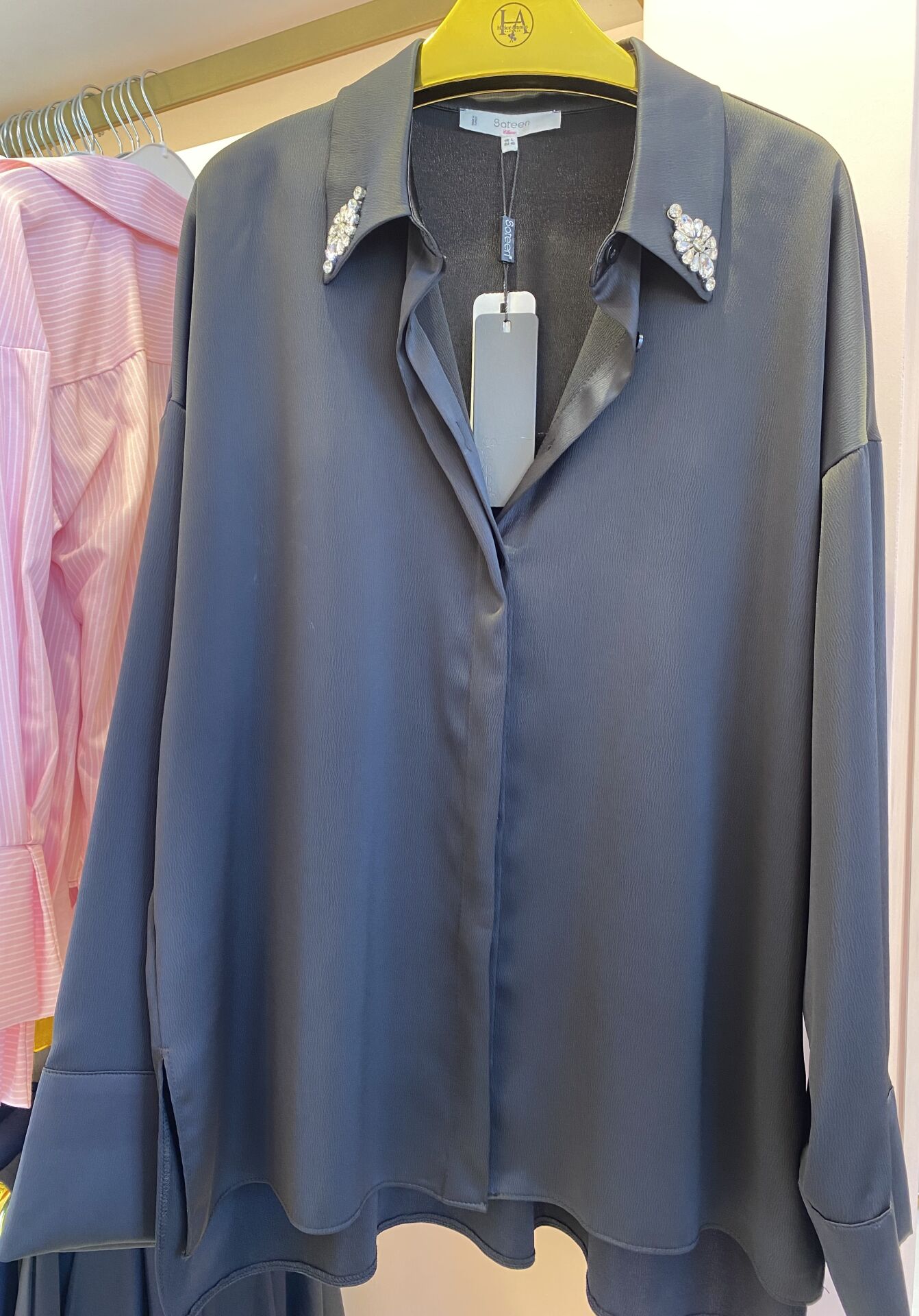 SİYAH YAKASI TOKALI SATEN GÖMLEK