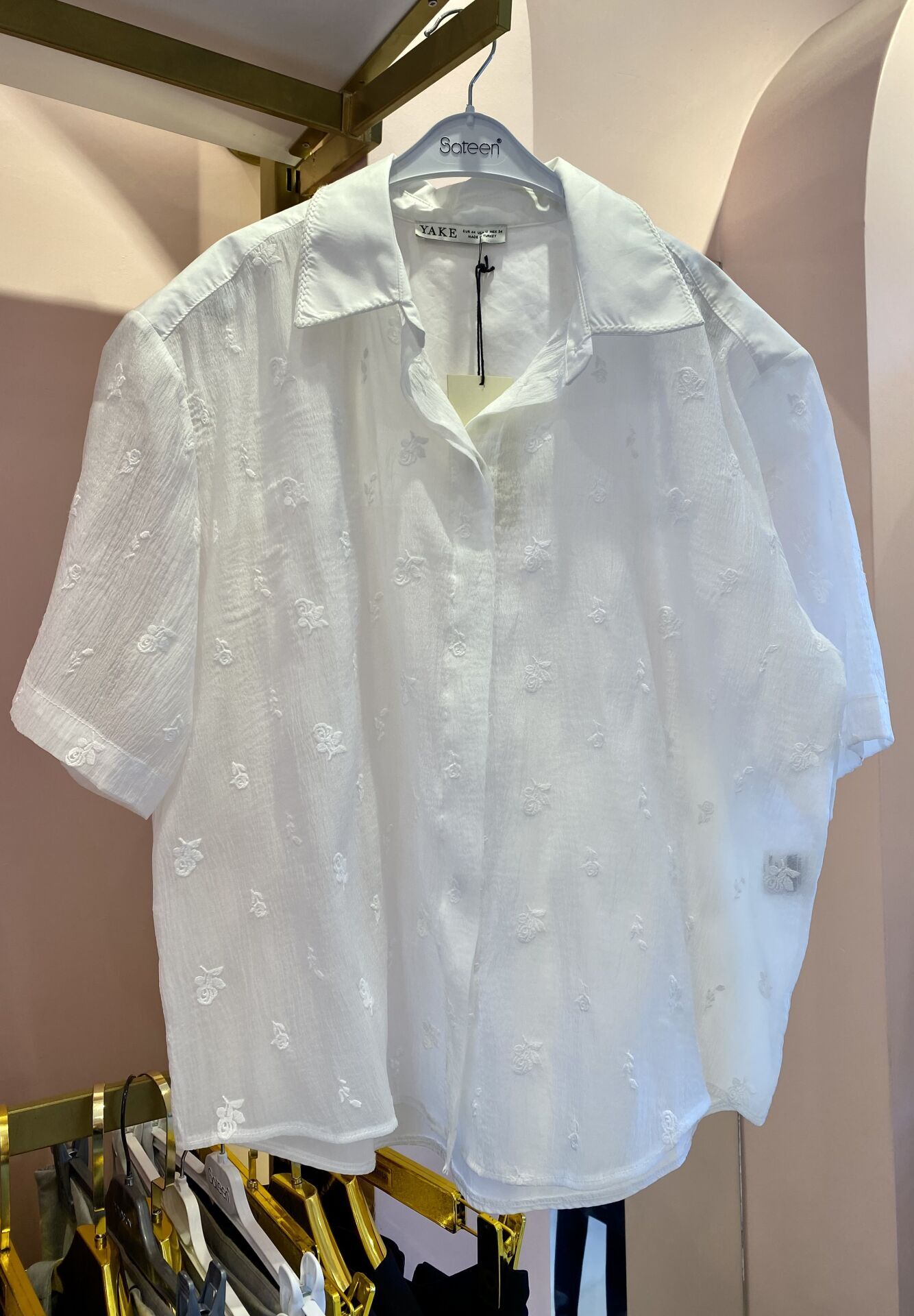 BEYAZ ÖNÜ ÇİÇEKLİ KISA KOL GÖMLEK