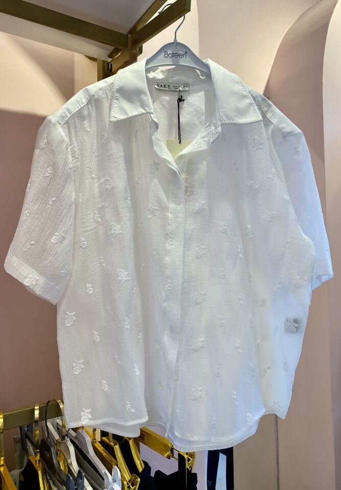 BEYAZ ÖNÜ ÇİÇEKLİ KISA KOL GÖMLEK