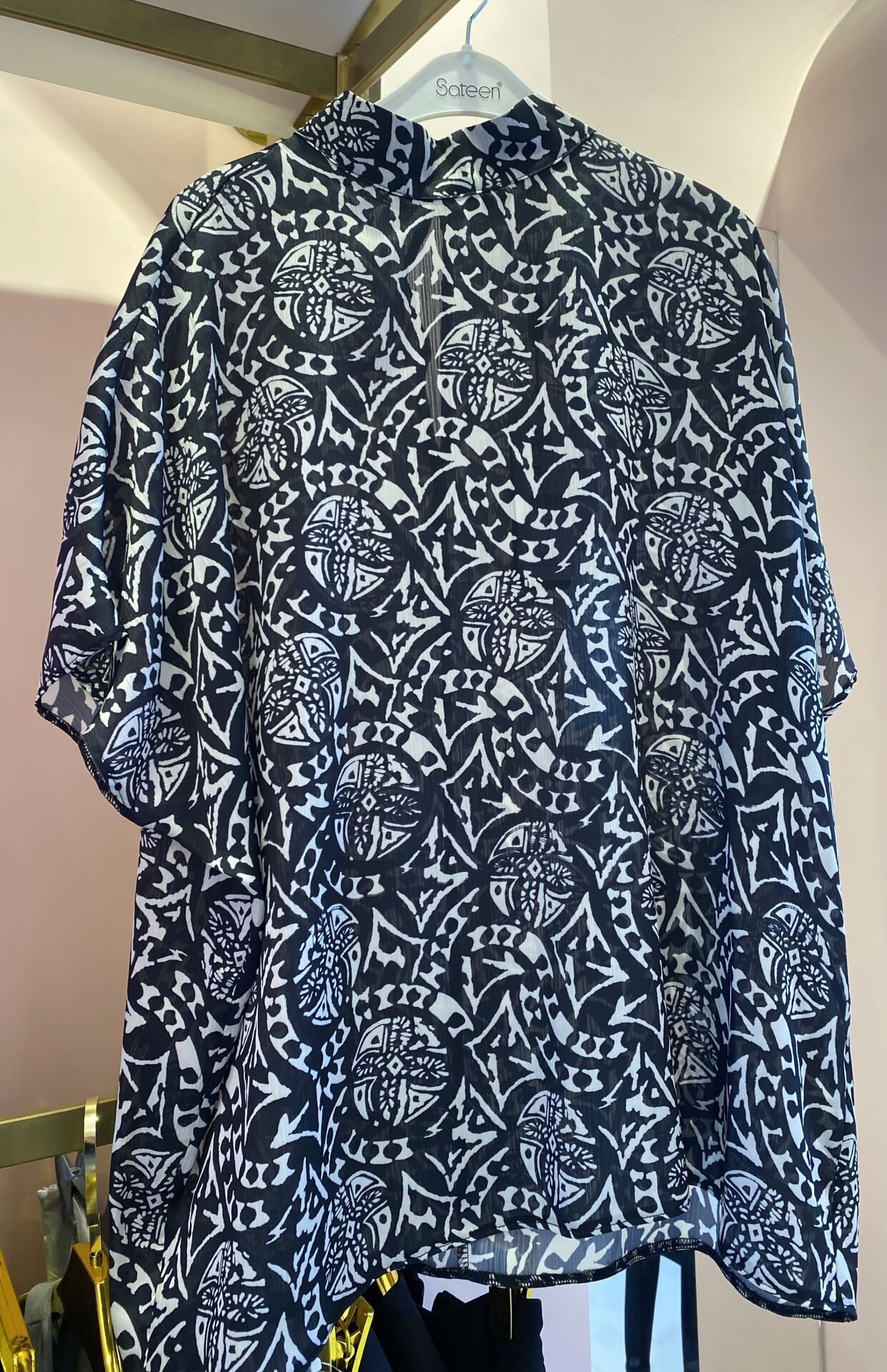 SİYAH BEYAZ DESENLİ HAKİM YAKA OVERSİZE KESİM BLUZ