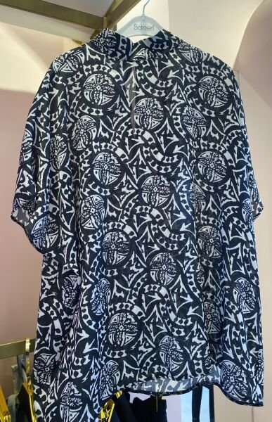 SİYAH BEYAZ DESENLİ HAKİM YAKA OVERSİZE KESİM BLUZ