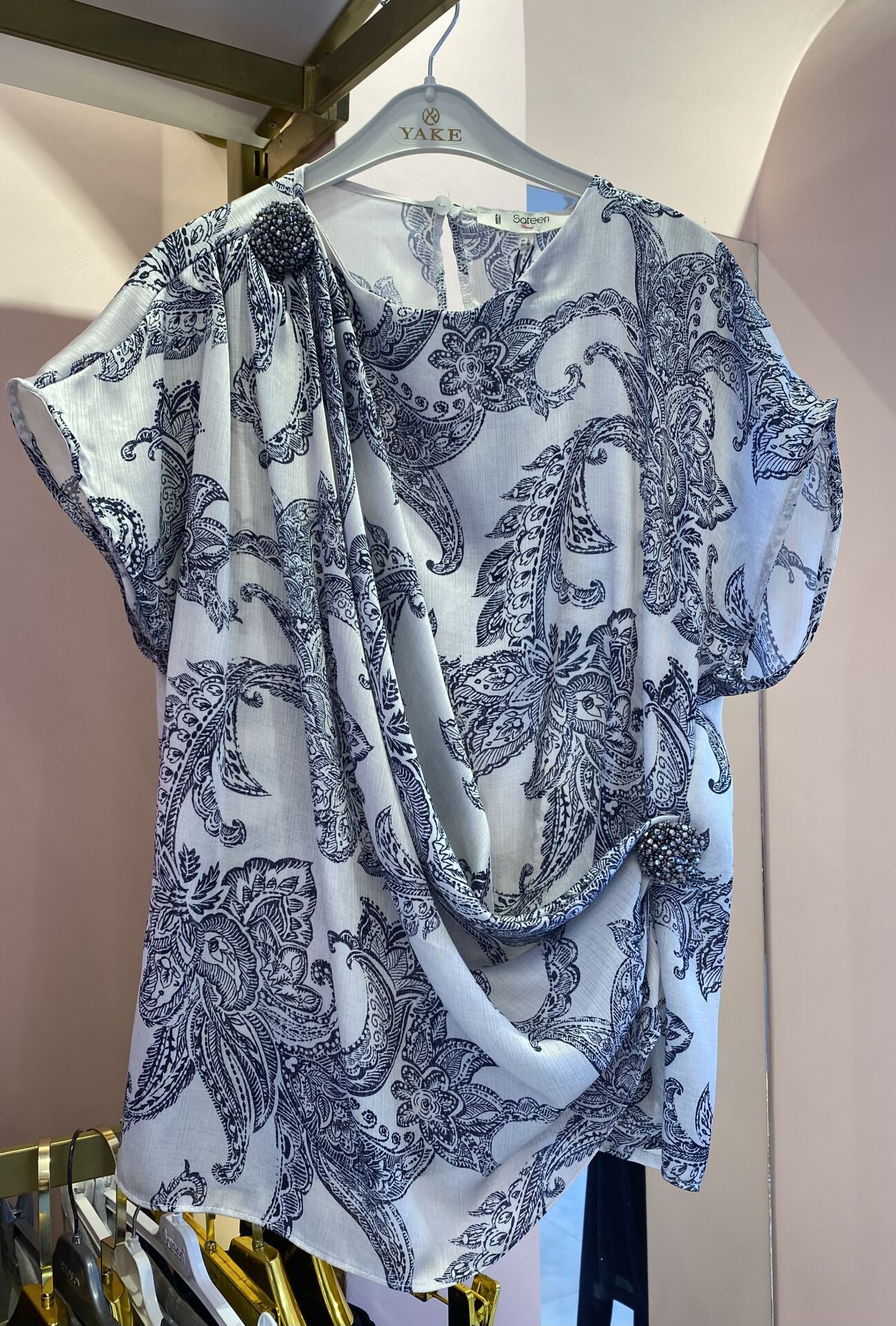 LACİVERT DESENLİ ÇİFT TAŞLI SATEN BLUZ