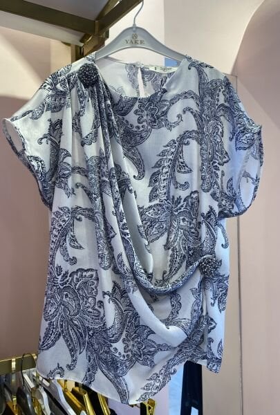 LACİVERT DESENLİ ÇİFT TAŞLI SATEN BLUZ