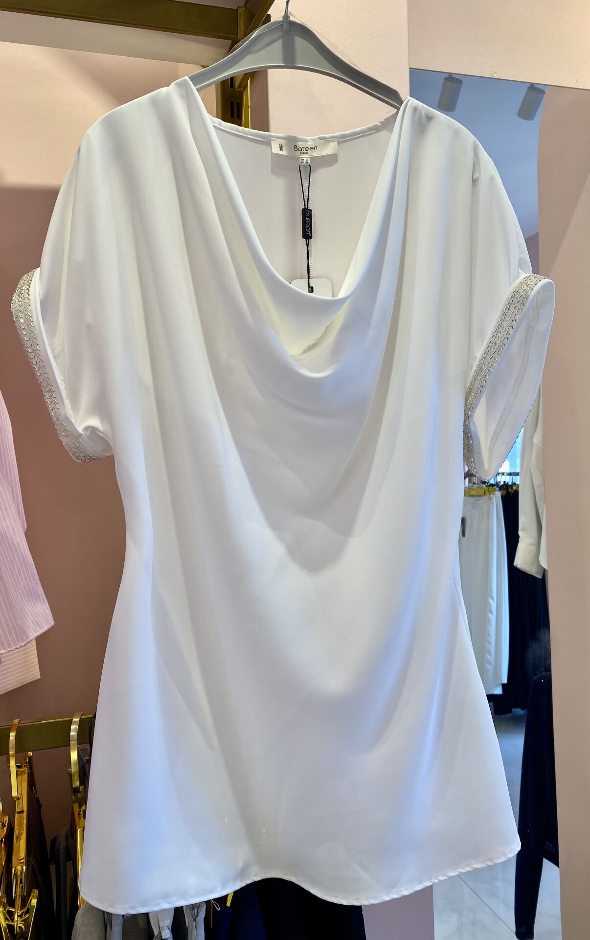 BEYAZ DEGAJE YAKA KOLLARI İŞLEMELİ BLUZ