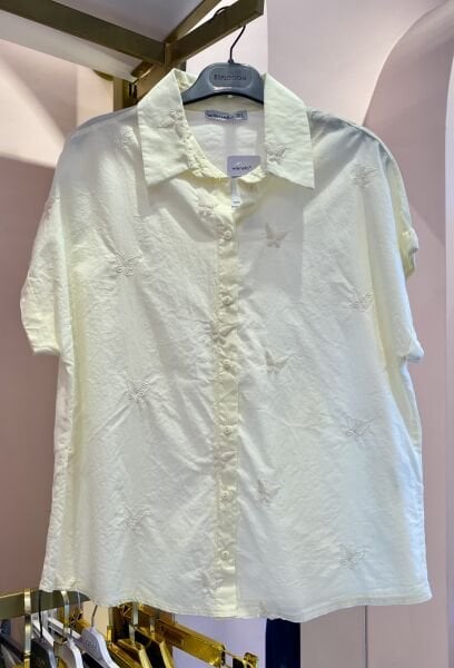 SARI ÜZERİ KELEBEK İŞLEMELİ GÖMLEK