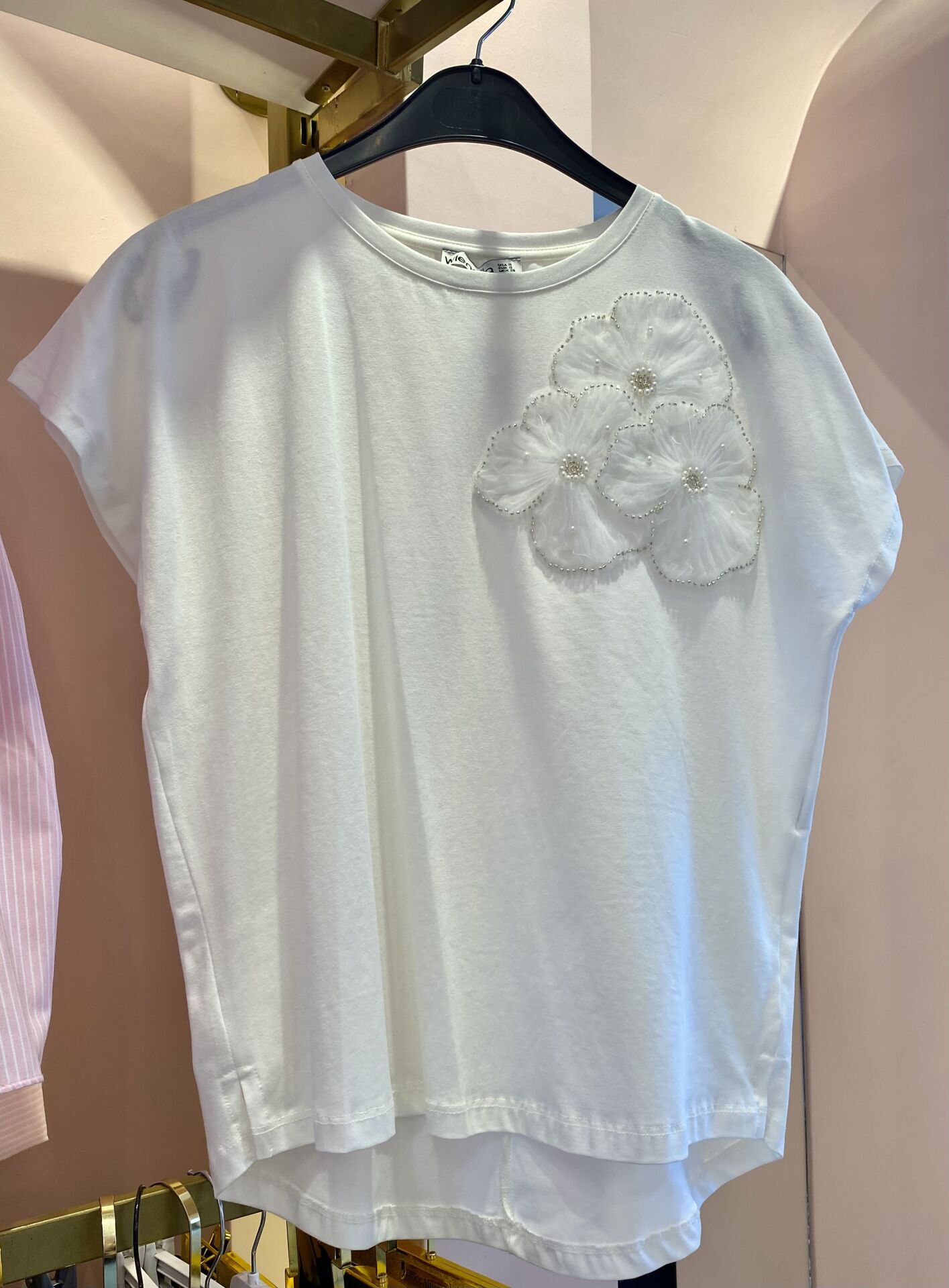 BEYAZ ÜZERİ TÜLLÜ TAŞ İŞLEMELİ TSHİRT