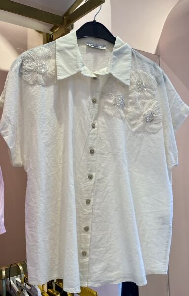 BEJ ÜZERİ TÜLLÜ VE TAŞ İŞLEMELİ GÖMLEK