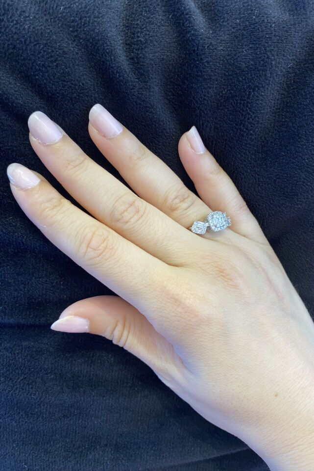 ÜÇ TAŞLI BAGET PIRLANTA YÜZÜK