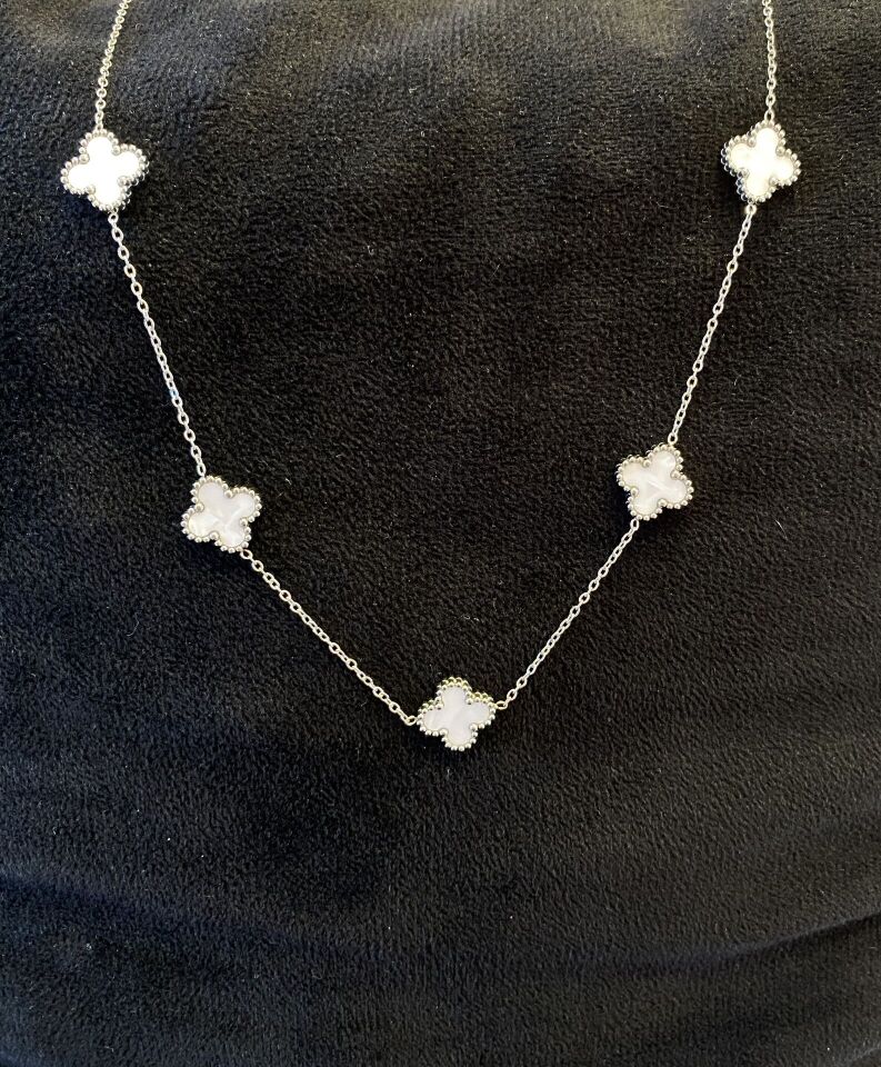 GÜMÜŞ YONCA MOTİFLİ KOLYE