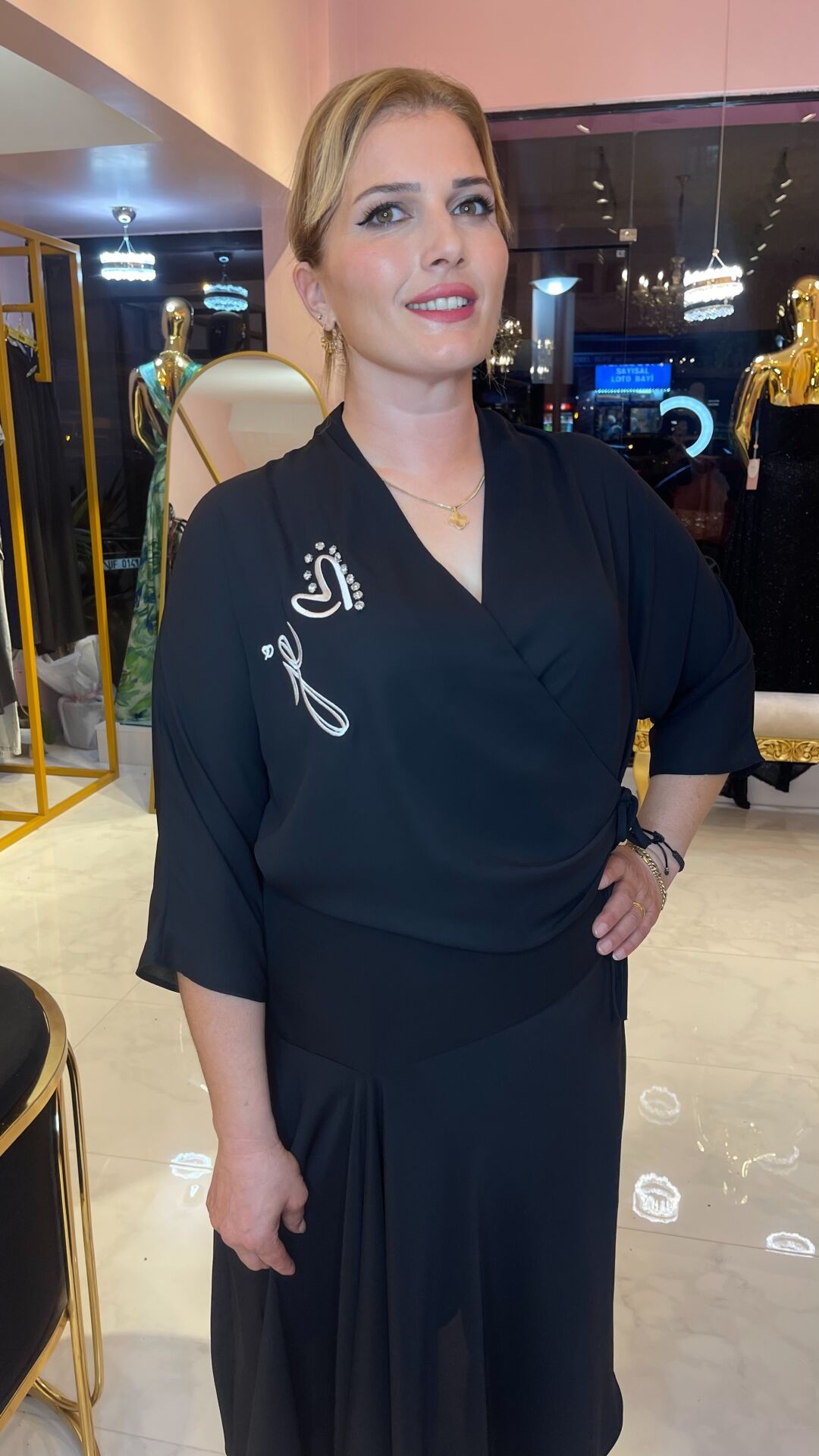 SİYAH ÇAPRAZ BAĞLAMALI TAŞ DETAYLI BÜYÜK BEDEN BLUZ