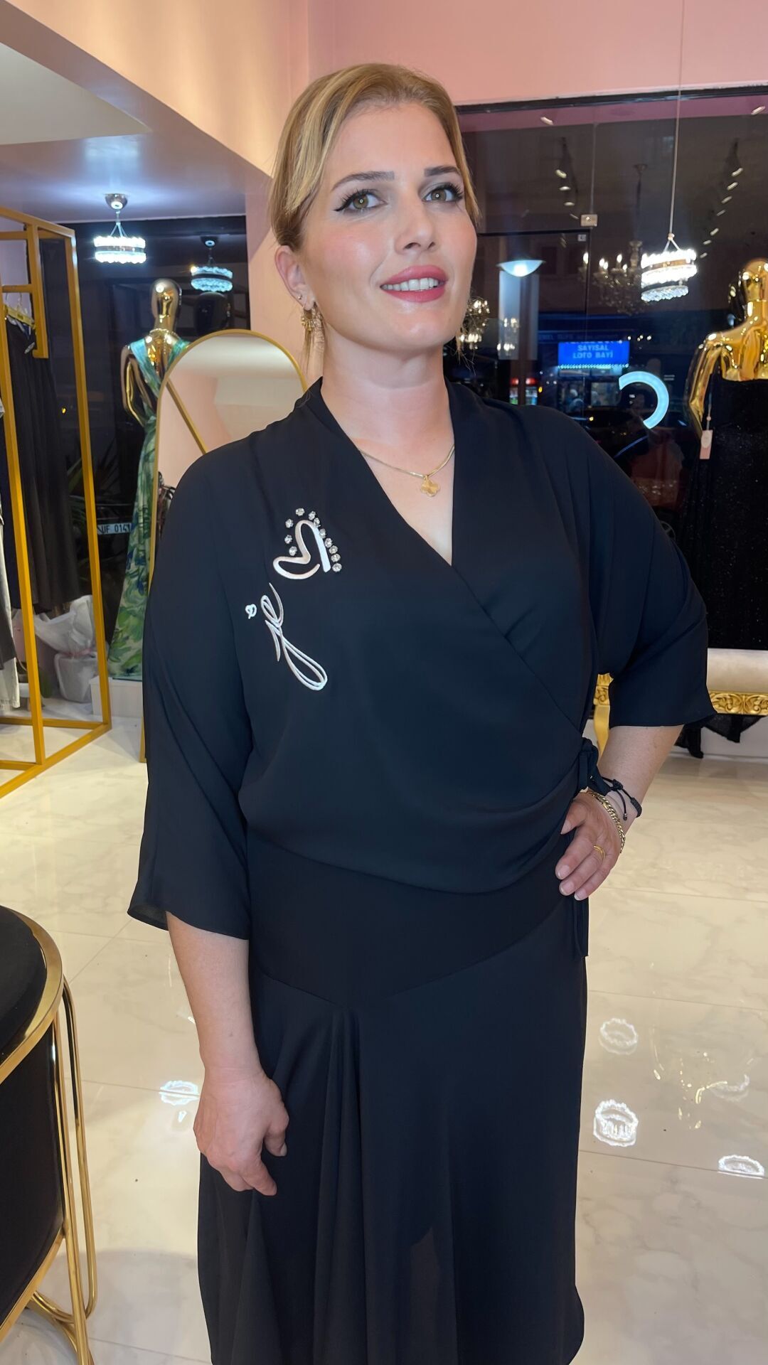 SİYAH ÇAPRAZ BAĞLAMALI TAŞ DETAYLI BÜYÜK BEDEN BLUZ