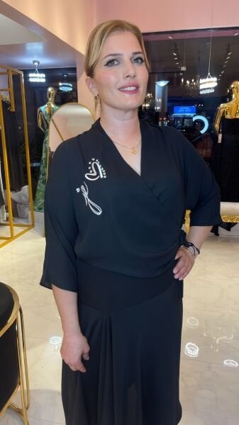 SİYAH ÇAPRAZ BAĞLAMALI TAŞ DETAYLI BÜYÜK BEDEN BLUZ