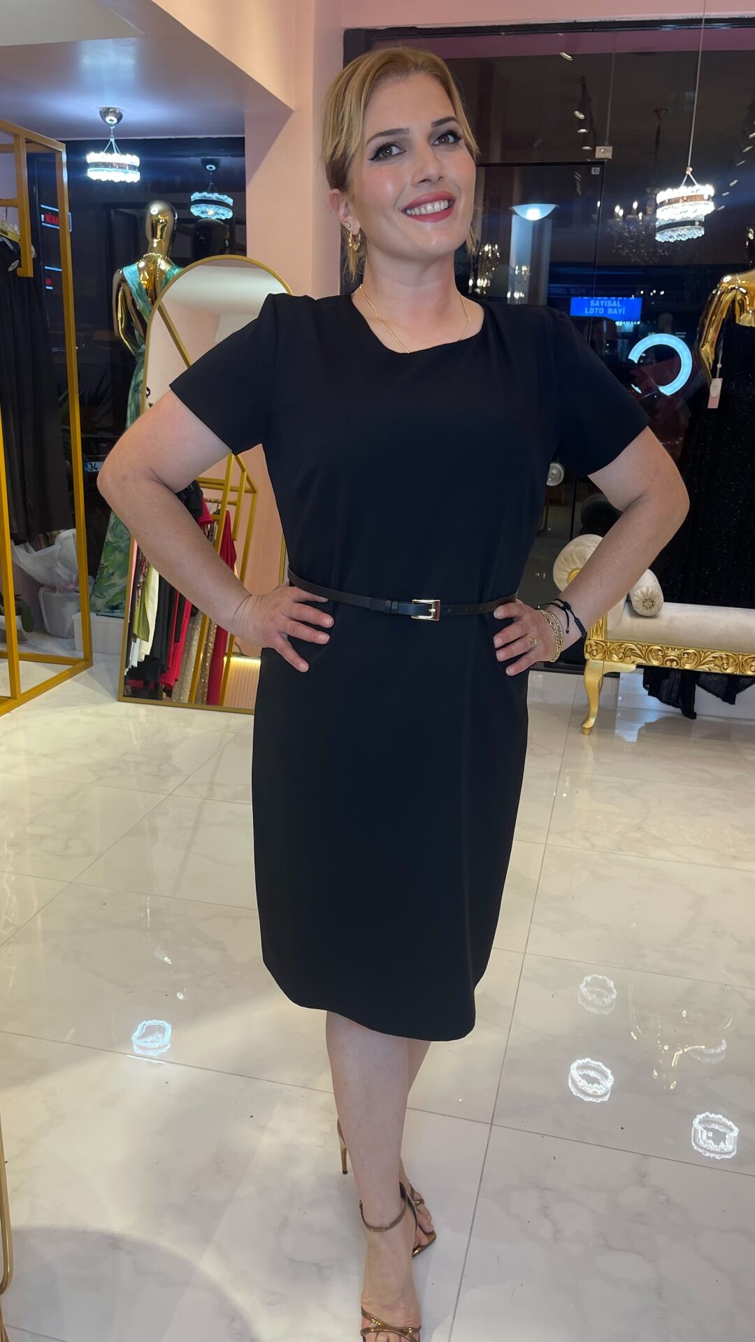 SİYAH KEMERLİ KUMAŞ ELBİSE