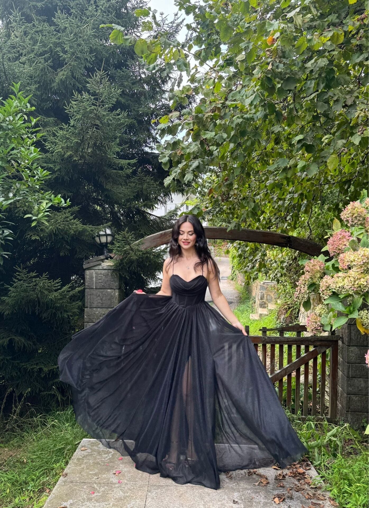 SİYAH SIRT BAĞLAMALI BACAK DEKOLTELİ SİMLİ ABİYE ELBİSE