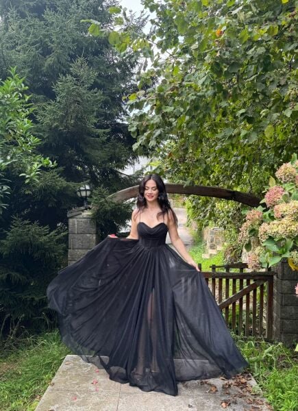 SİYAH SIRT BAĞLAMALI BACAK DEKOLTELİ SİMLİ ABİYE ELBİSE