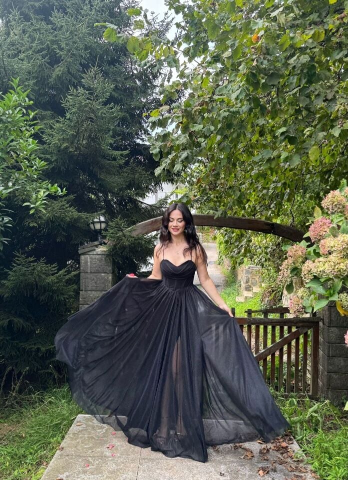 SİYAH SIRT BAĞLAMALI BACAK DEKOLTELİ SİMLİ ABİYE ELBİSE