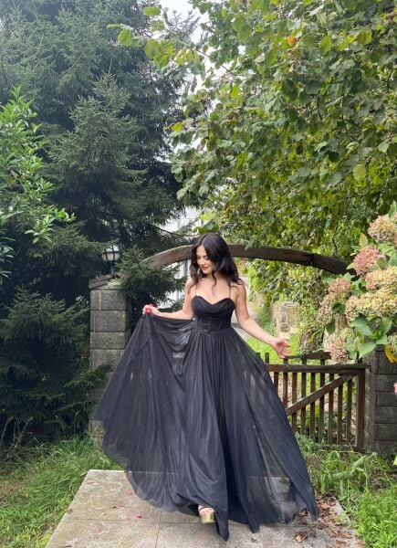 SİYAH SIRT BAĞLAMALI BACAK DEKOLTELİ SİMLİ ABİYE ELBİSE