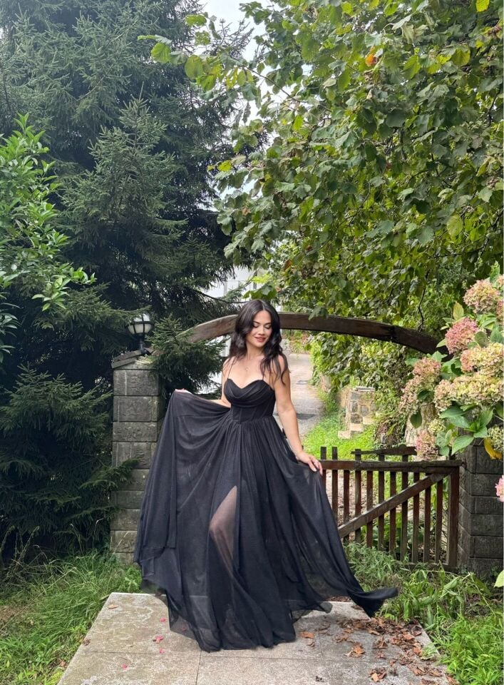 SİYAH SIRT BAĞLAMALI BACAK DEKOLTELİ SİMLİ ABİYE ELBİSE