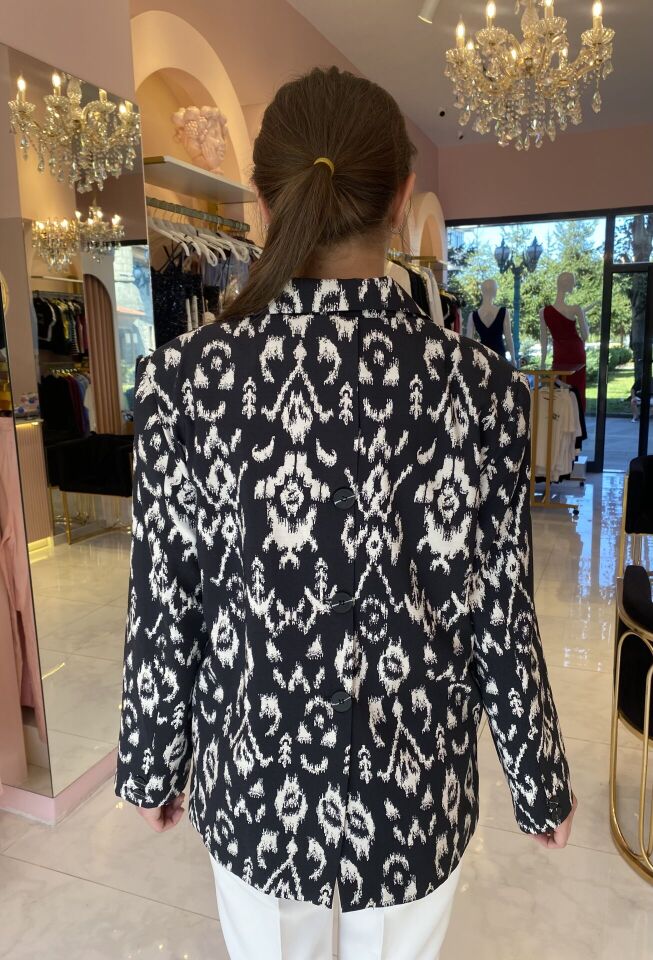 SIRTI DÜĞMELİ SİYAH BEYAZ CEKET