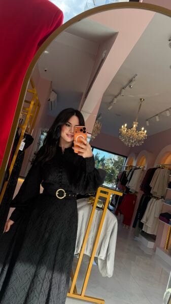 SIYAH KEMERLI DANTEL DETAY ELBISE