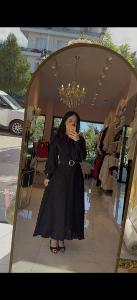 SİYAH KEMERLİ DANTEL DETAY ELBİSE