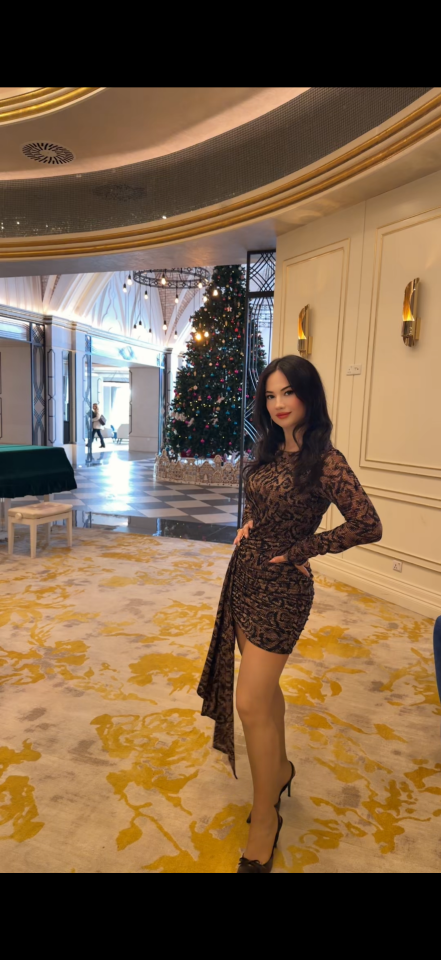 KAHVE YILAN DESEN ELBiSE