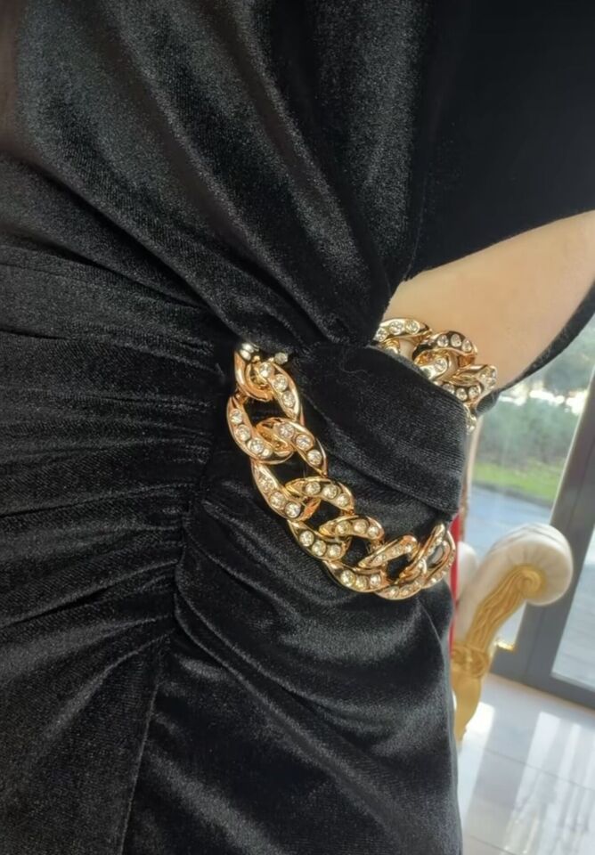 SİYAH KADİFE BEL DEKOLTE DETAY ELBİSE