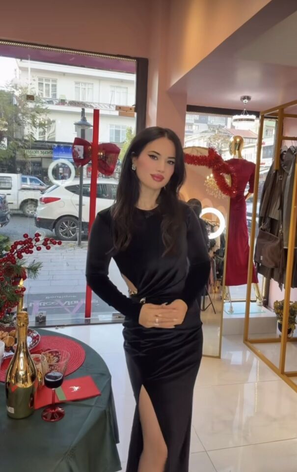 SİYAH KADİFE BEL DEKOLTE DETAY ELBİSE M